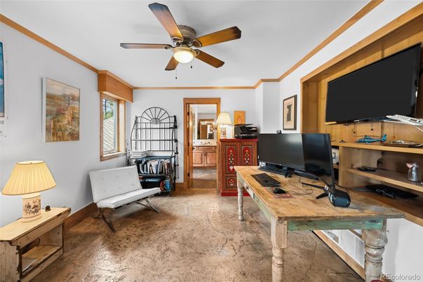 Home Office, Interior