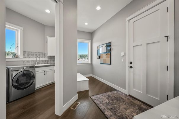 Interior, Recessed Lighting, Washer, Wood Texture Flooring
