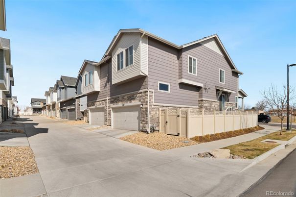 Attached, Exterior, Facade, Rowhouse
