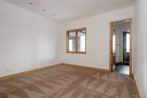 Empty room, Interior