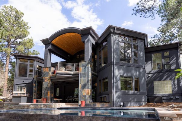 Exterior, Facade, Pool, Modern
