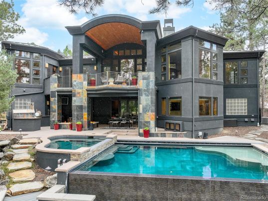 Exterior, Facade, Pool, Modern