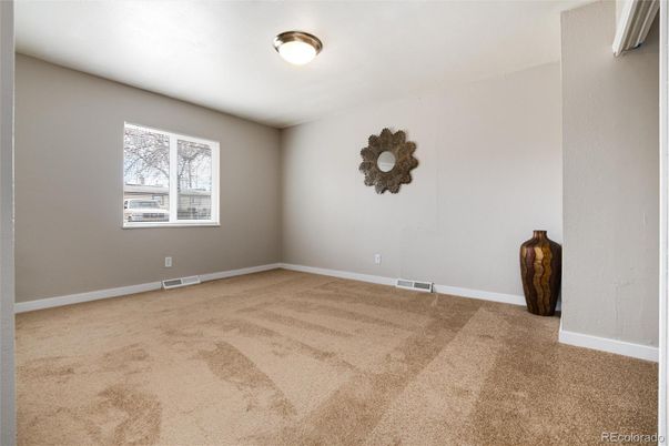 Empty room, Interior