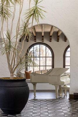 Interior, Piano