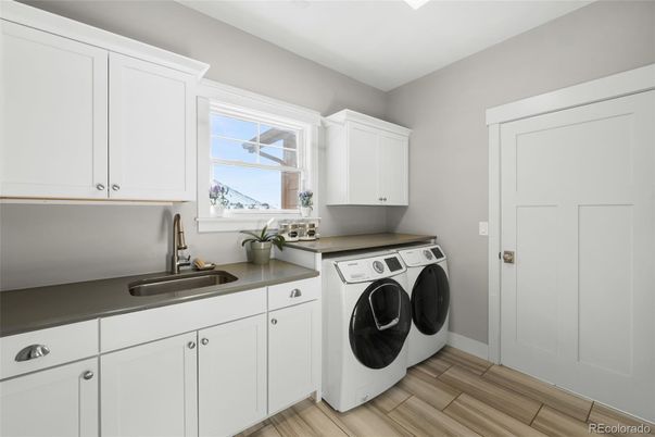 Interior, Washer, Wood Texture Flooring