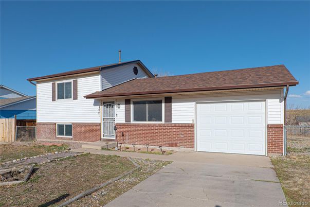 Attached, Exterior, Facade, Brick Facade, Split Level