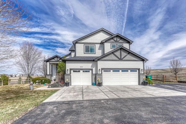 Attached, Exterior, Facade, American Craftsman