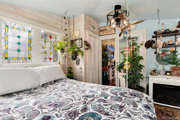 Bedroom, Fireplace, Interior, Pendant Lights
