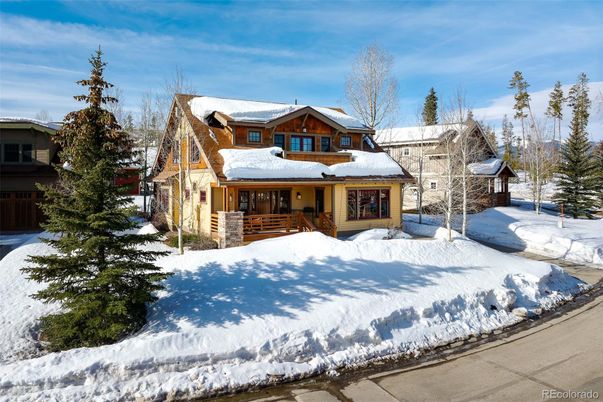 Exterior, Facade, Log Home