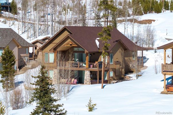 Exterior, Facade, Log Home