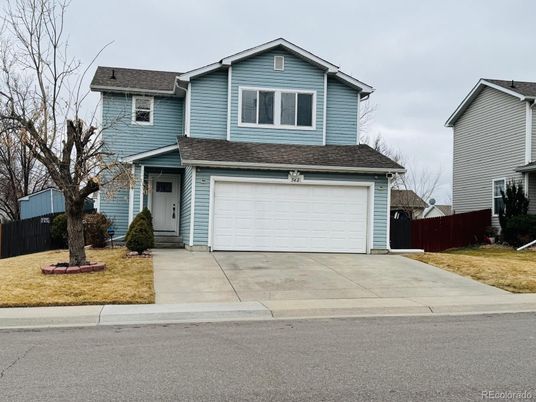 Attached, Exterior, Facade, American Craftsman