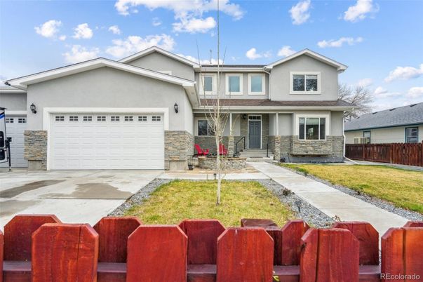 Attached, Exterior, Facade, American Craftsman