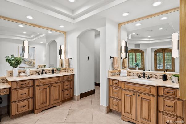 Bathroom, Dual Sink Vanities, Interior, Recessed Lighting