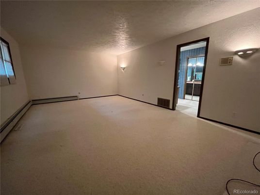 Empty room, Interior