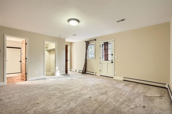 Empty room, Interior