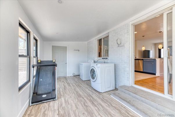 Interior, Pendant Lights, Recessed Lighting, Washer, Wood Texture Flooring