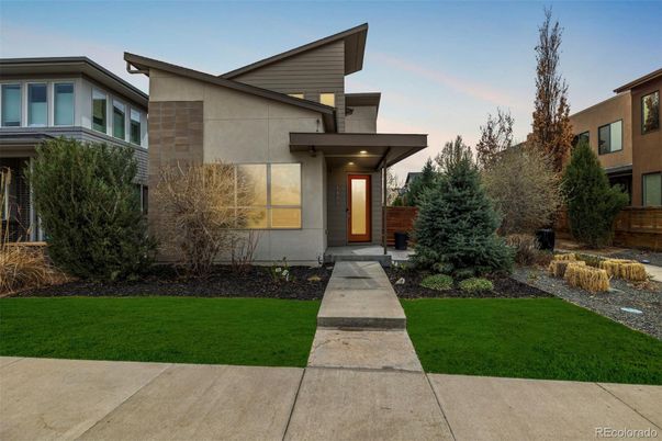Exterior, Facade, Modern