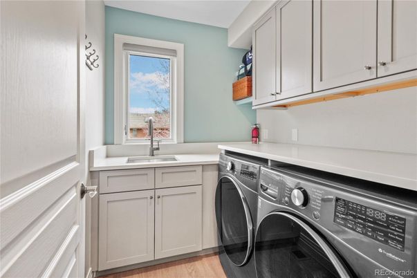 Interior, Washer, Wood Texture Flooring