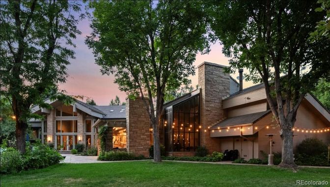 Backyard, Exterior, Facade, Brick Facade, Modern