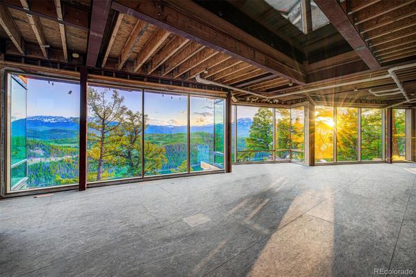 Empty room, Interior, Sun Room, Wooden Beams, Wooden Ceilings