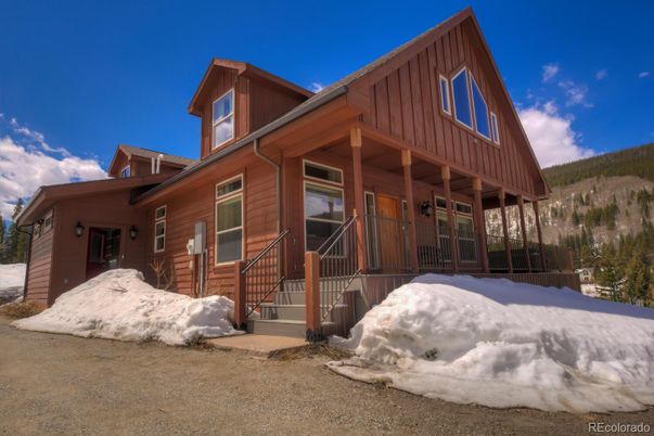 Exterior, Facade, Log Home
