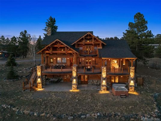 Exterior, Facade, Log Home