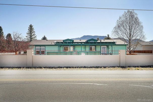 Exterior, Facade, Ranch