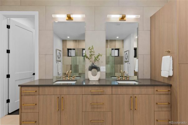Bathroom, Dual Sink Vanities, Interior, Recessed Lighting
