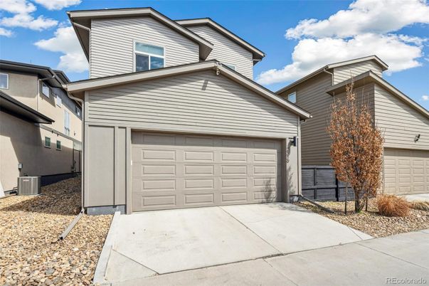 Attached, Exterior, Facade, American Craftsman
