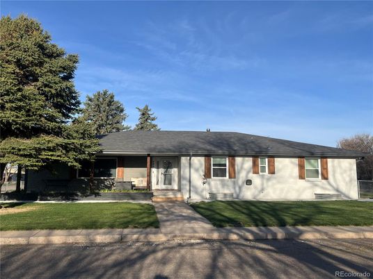 Exterior, Facade, Ranch