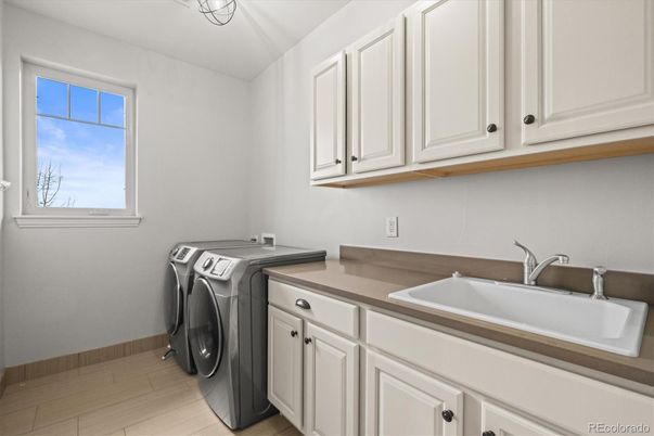 Interior, Washer, Wood Texture Flooring