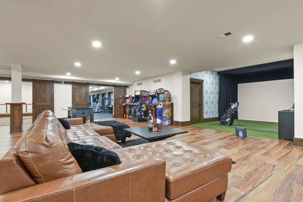 Fitness Equipment, Interior, Living room, Recessed Lighting, Wood Texture Flooring