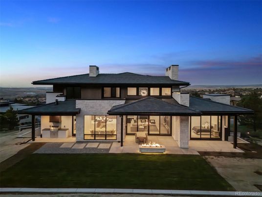 Exterior, Facade, Modern