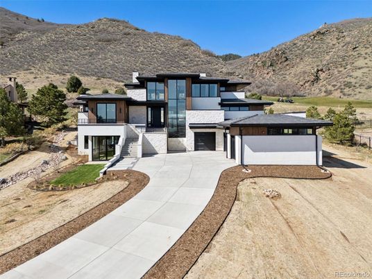 Exterior, Facade, Modern