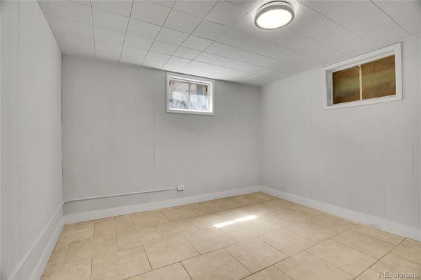 Empty room, Interior