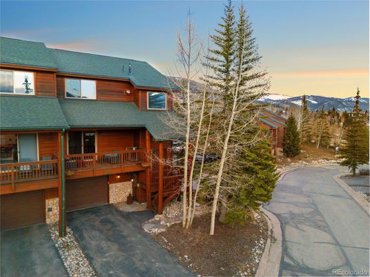 Exterior, Facade, Log Home