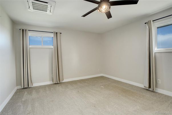 Empty room, Interior