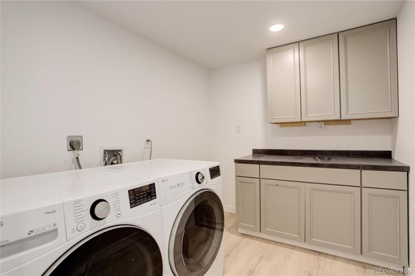 Interior, Recessed Lighting, Washer, Wood Texture Flooring