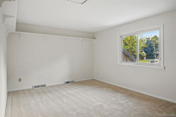 Empty room, Interior