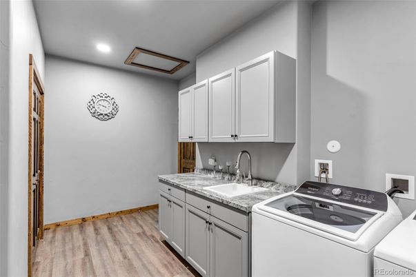 Interior, Recessed Lighting, Washer, Wood Texture Flooring