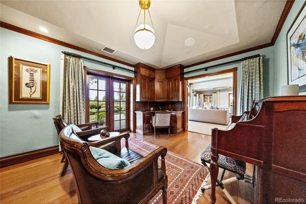Interior, Living room, Pendant Lights, Piano, Recessed Lighting, Wood Texture Flooring