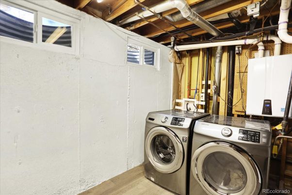 Interior, Washer, Wood Texture Flooring