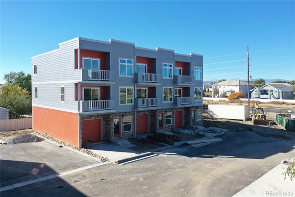 Exterior, Facade, Modern
