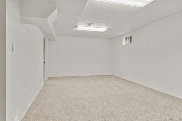 Empty room, Interior