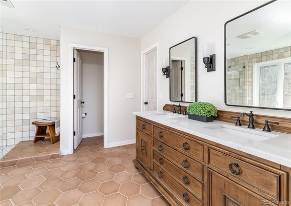 Bathroom, Dual Sink Vanities, Interior, Recessed Lighting