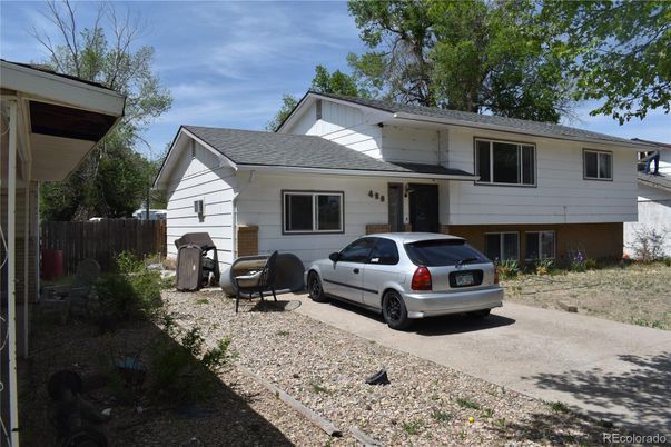 Exterior, Facade, Raised Ranch