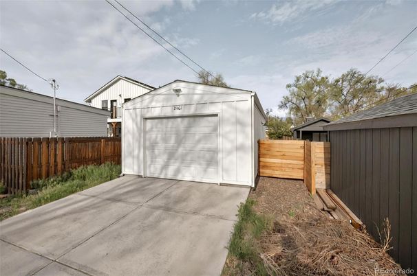 Detached Garage, Exterior