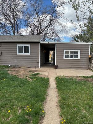 Exterior, Facade, Ranch