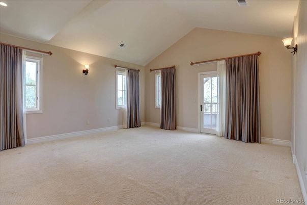 Empty room, Interior