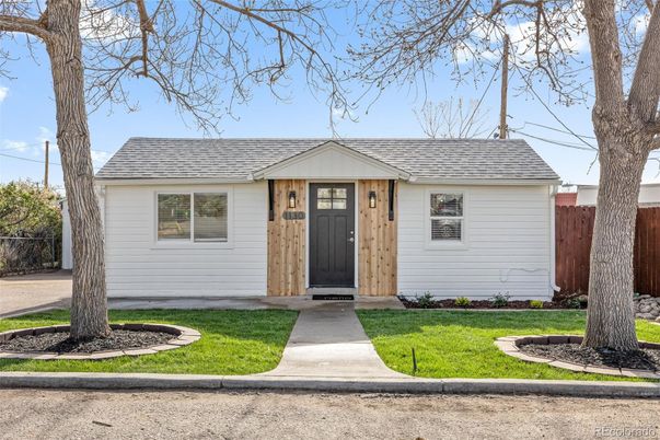 Exterior, Facade, Ranch